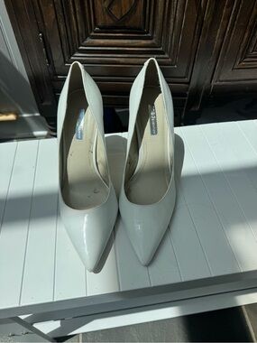 BCBG GENERATION WHITE PUMPS